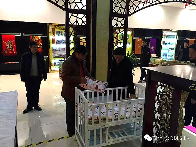 点击新窗口打开大图